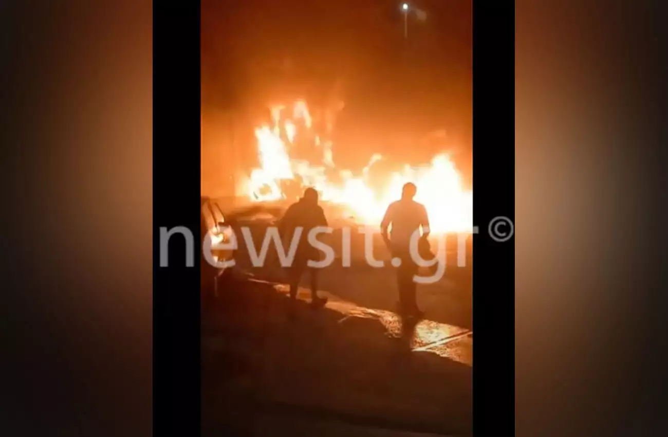Ζωγράφου: Η στιγμή που οι φλόγες «καταπίνουν» τα πυρπολημένα οχήματα δίπλα στην Πανεπιστημιούπολη