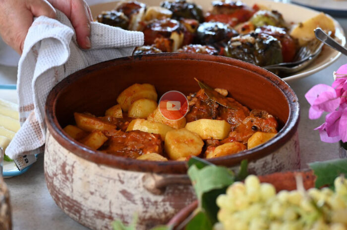 Ριφάκι γιαχνί με μελωμένες πατάτες