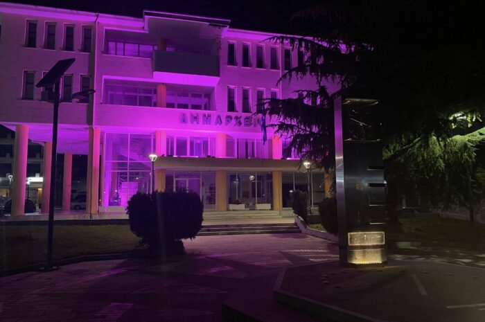 Το Δημαρχείο Ζηρού και το Κέντρο Υγείας Φιλιππιάδας “ντύθηκαν” στα ροζ – Ένα μήνυμα ελπίδας, δύναμης και ζωής